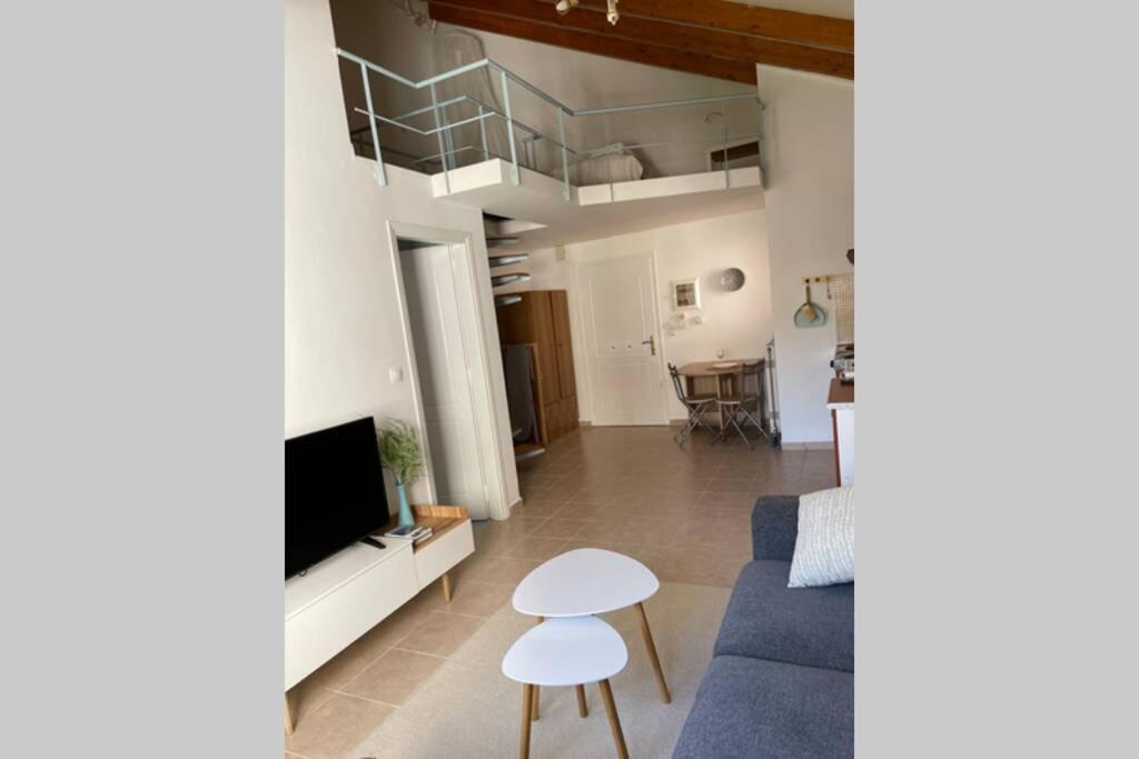 Attic Studio Stay Каламата Экстерьер фото